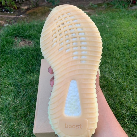 Yeezy 350 V2 butter - Picture 6 of 6